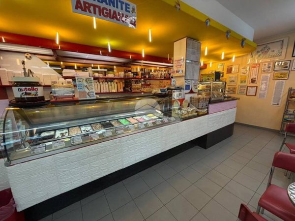 locale commerciale in vendita a Viareggio in zona Campo d'Aviazione