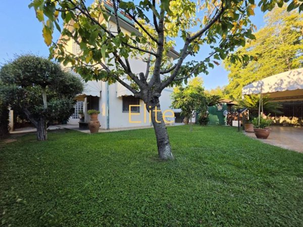 casa indipendente in vendita a Viareggio in zona Torre del Lago