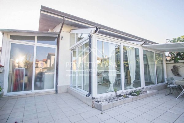casa indipendente in vendita a Viareggio in zona Torre del Lago