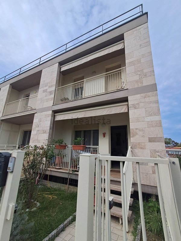 casa indipendente in vendita a Viareggio