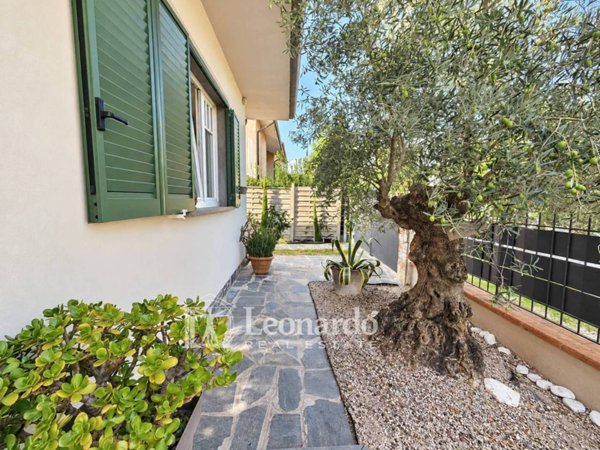 casa indipendente in vendita a Viareggio in zona Torre del Lago