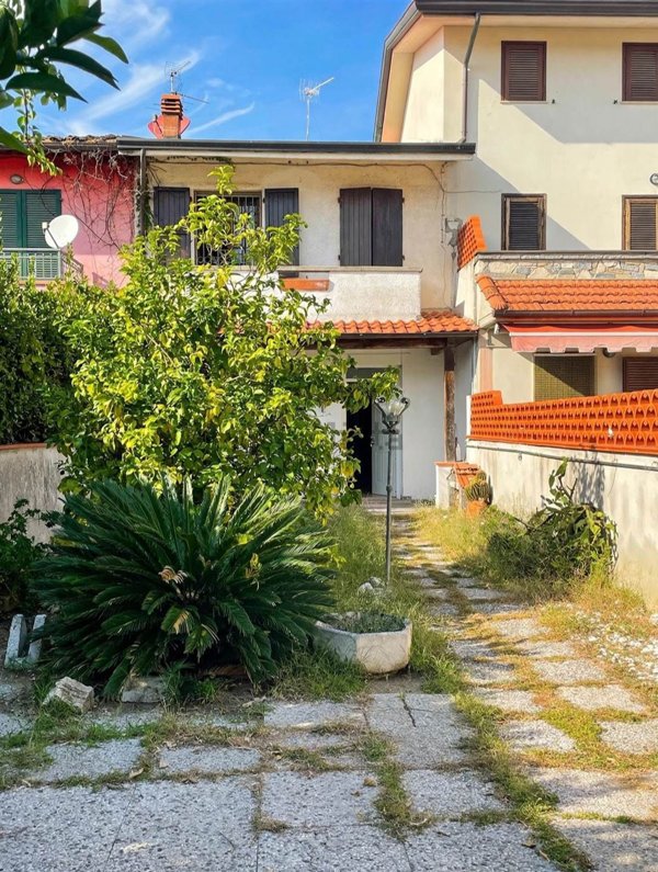 casa indipendente in vendita a Viareggio in zona Torre del Lago