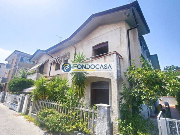 casa indipendente in vendita a Viareggio