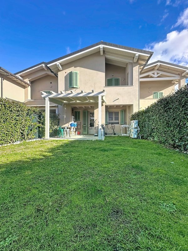 casa indipendente in vendita a Viareggio in zona Migliarina