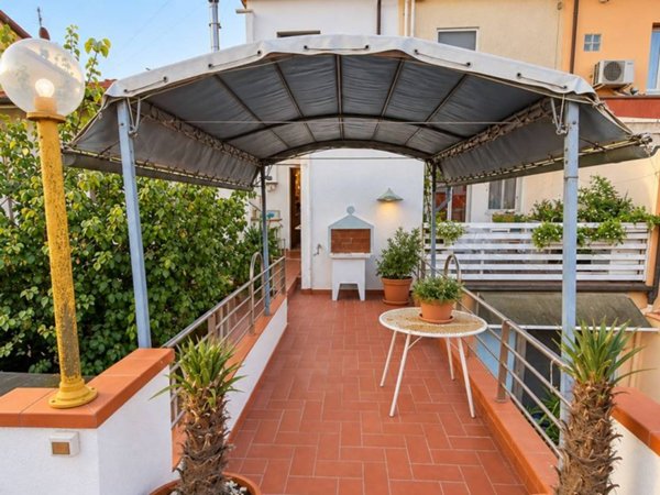 casa indipendente in vendita a Viareggio in zona Campo d'Aviazione
