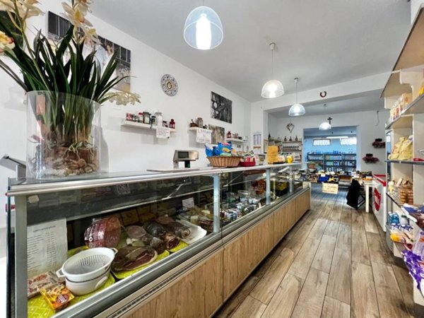 locale commerciale in vendita a Viareggio in zona Torre del Lago