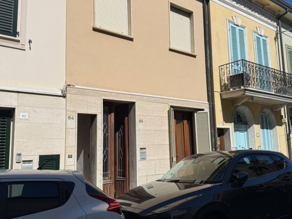 casa indipendente in vendita a Viareggio