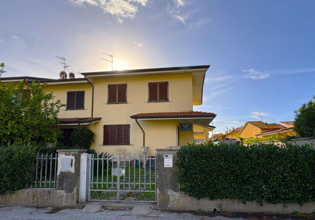 casa indipendente in vendita a Viareggio in zona Torre del Lago