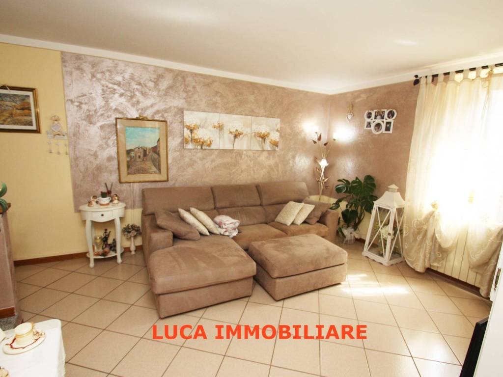 casa indipendente in vendita a Villa Basilica