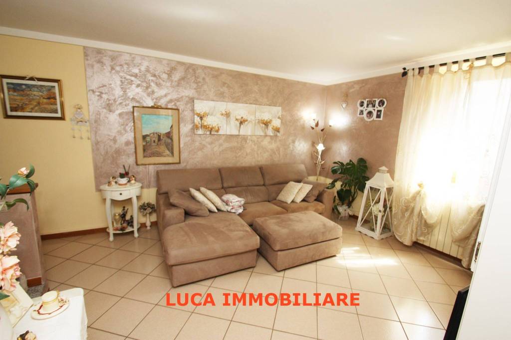 casa indipendente in vendita a Villa Basilica