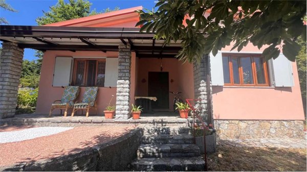 casa indipendente in vendita a Villa Basilica