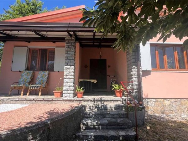 casa indipendente in vendita a Villa Basilica