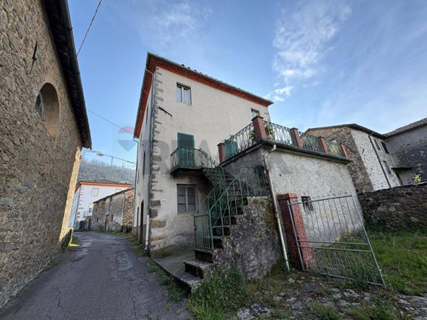 casa indipendente in vendita a Villa Basilica in zona Guzzano