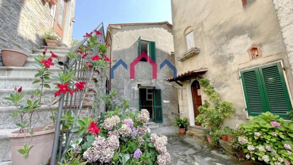 casa indipendente in vendita a Villa Basilica