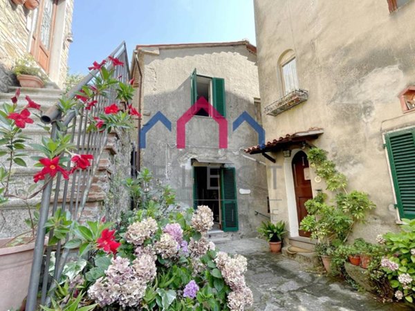 casa indipendente in vendita a Villa Basilica