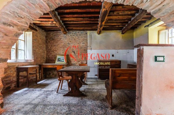 casa indipendente in vendita a Villa Basilica in zona Pariana