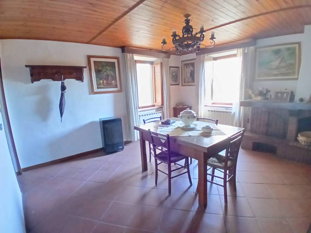 casa indipendente in vendita a Villa Basilica