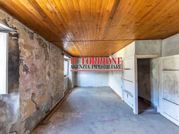 casa indipendente in vendita a Villa Basilica