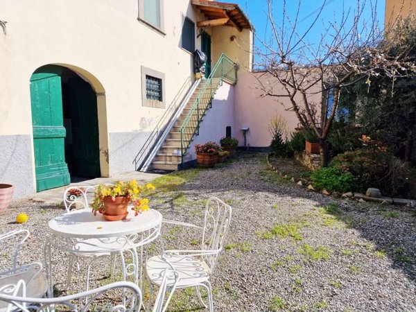 casa indipendente in vendita a Villa Basilica