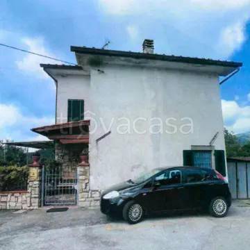 casa indipendente in vendita a Villa Basilica in zona Colognora