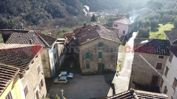 casa indipendente in vendita a Villa Basilica in zona Guzzano