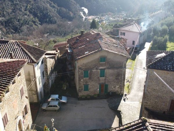 casa indipendente in vendita a Villa Basilica in zona Guzzano