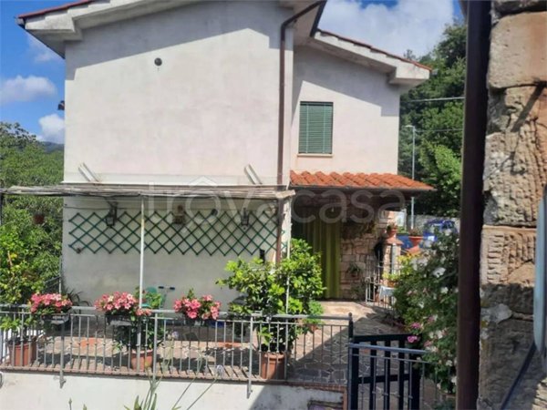 casa indipendente in vendita a Villa Basilica in zona Colognora