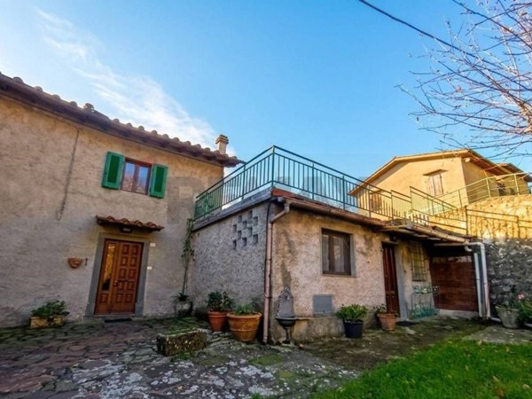 casa indipendente in vendita a Villa Basilica in zona Boveglio