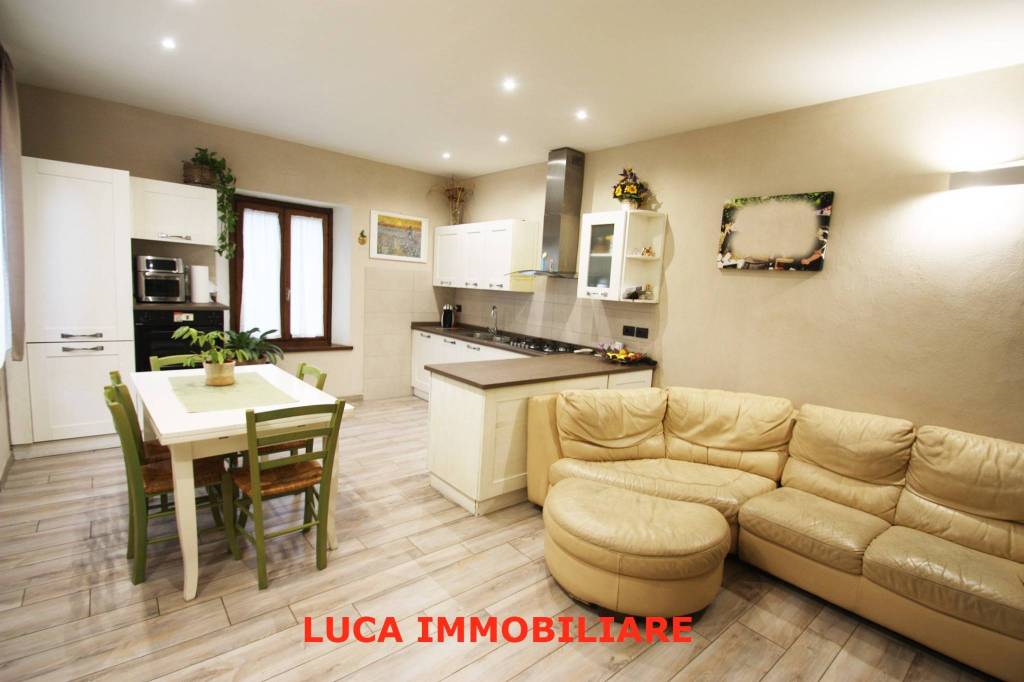 casa indipendente in vendita a Villa Basilica