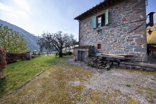 casa indipendente in vendita a Villa Basilica