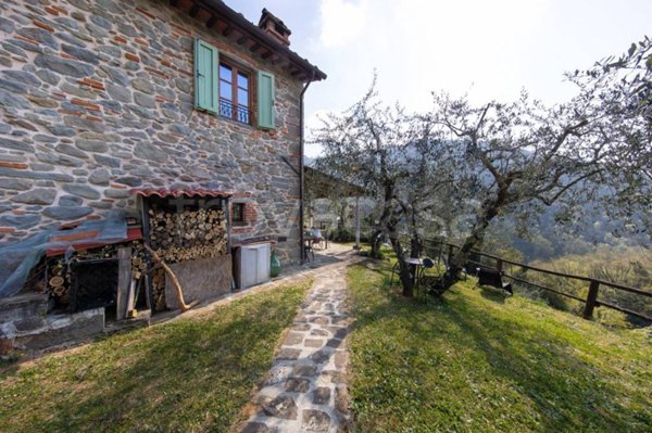 casa indipendente in vendita a Villa Basilica