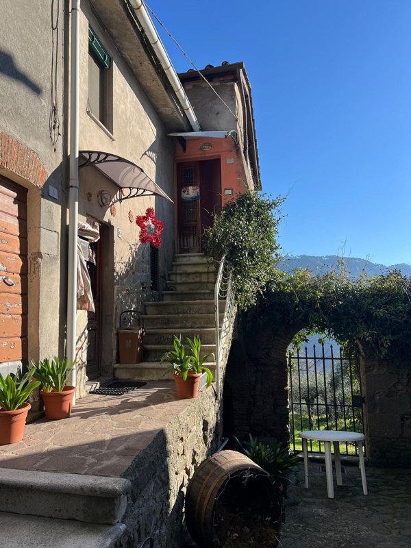 casa indipendente in vendita a Villa Basilica in zona Guzzano