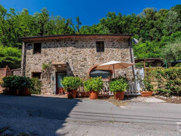 casa indipendente in vendita a Villa Basilica in zona Pariana