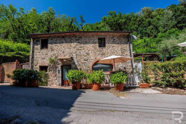casa indipendente in vendita a Villa Basilica