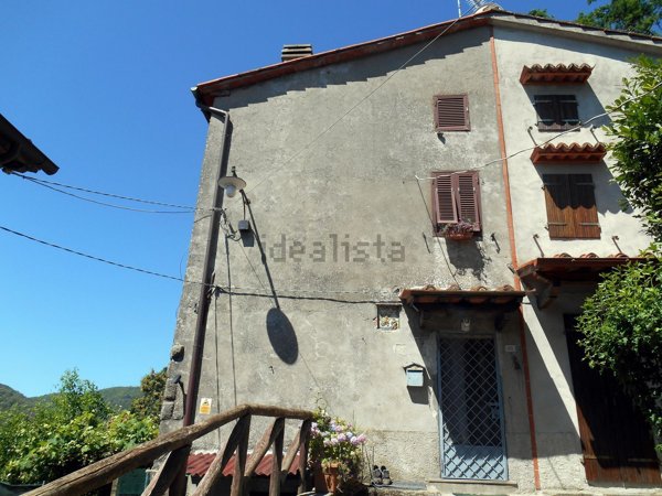 casa indipendente in vendita a Villa Basilica in zona Guzzano
