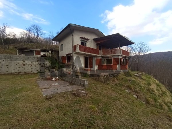 casa indipendente in vendita a Villa Basilica in zona Boveglio