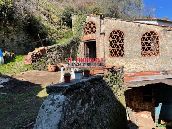 casa indipendente in vendita a Villa Basilica in zona Guzzano