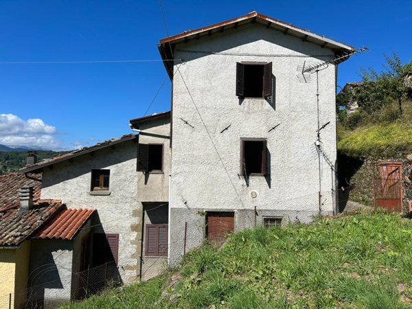 casa indipendente in vendita a Villa Collemandina in zona Magnano