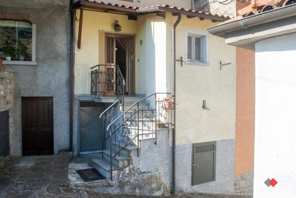 casa indipendente in vendita a Villa Collemandina in zona Corfino