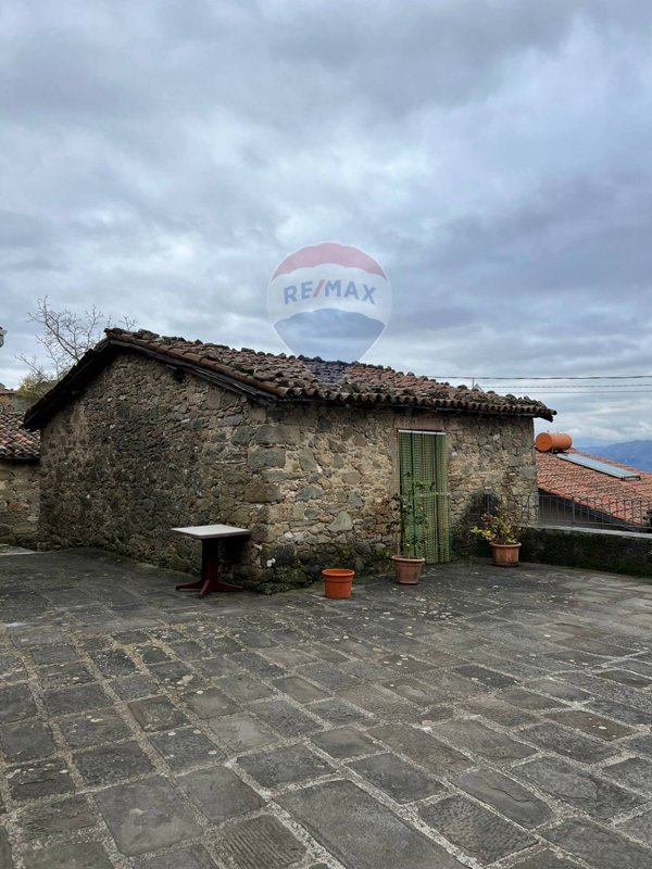 casa indipendente in vendita a Villa Collemandina in zona Sassorosso