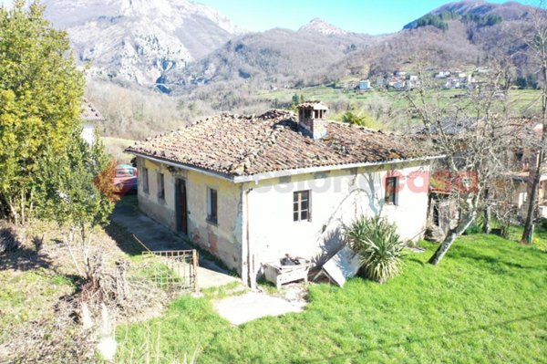 casa indipendente in vendita a Villa Collemandina in zona Pianacci