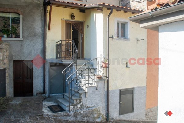 casa indipendente in vendita a Villa Collemandina in zona Corfino