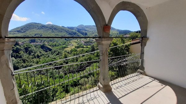 casa indipendente in vendita a Villa Collemandina