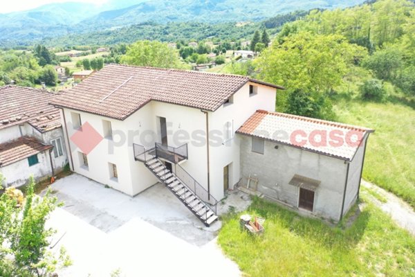 casa indipendente in vendita a Villa Collemandina