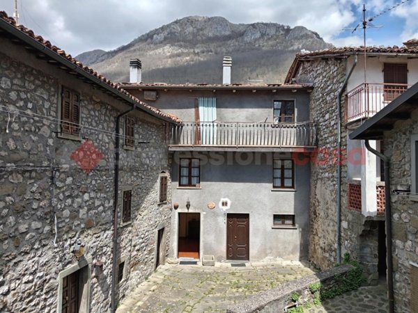 casa indipendente in vendita a Villa Collemandina in zona Corfino