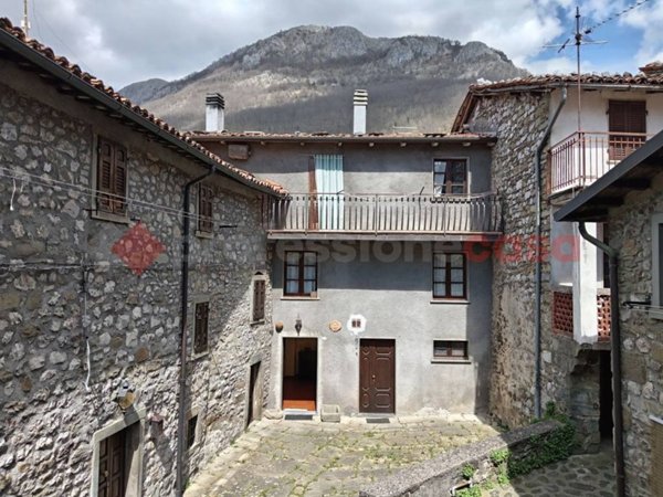 casa indipendente in vendita a Villa Collemandina in zona Corfino