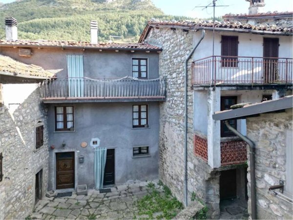 casa indipendente in vendita a Villa Collemandina in zona Corfino