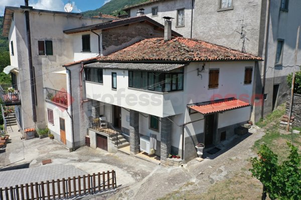 casa indipendente in vendita a Villa Collemandina in zona Magnano