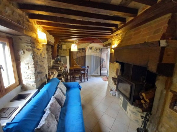 casa indipendente in vendita a Villa Collemandina in zona Corfino