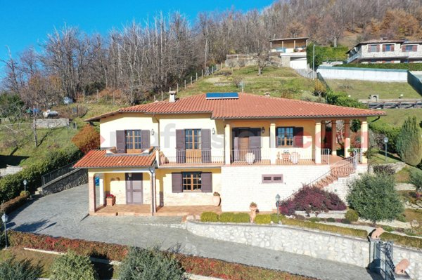 casa indipendente in vendita a Villa Collemandina in zona Sassorosso